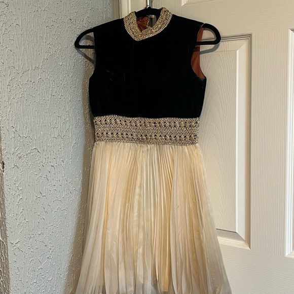 Dresses & Skirts - Elegant Vintage Green and Gold Sleeveless Dress